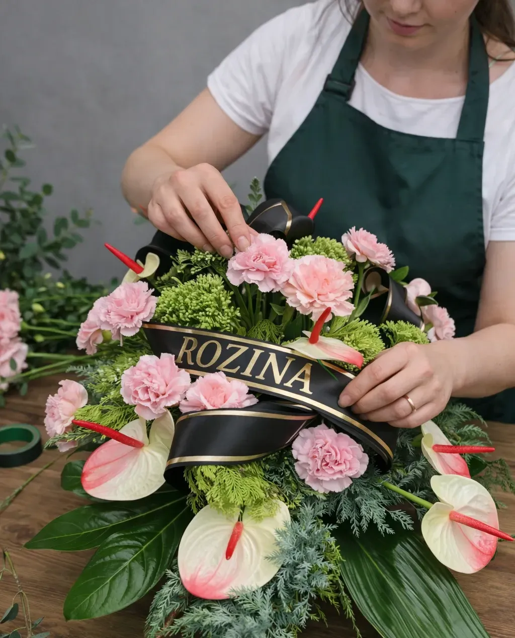 Florysta komponuje wiązankę